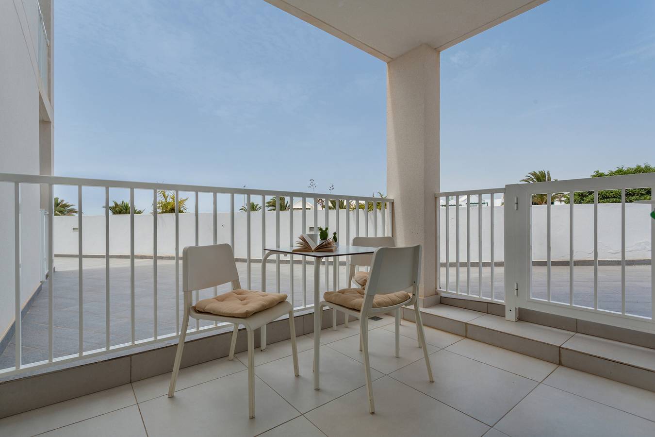 Apartamento entero, Vacaciones 'Marina' con piscina compartida, terraza privada y Wi-Fi in Costa Teguise, Teguise