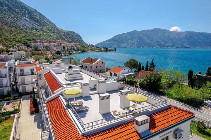 Gîte pour 3 personnes, avec piscine et vue ainsi que balcon et bassin pour enfant, animaux acceptés dans Risan - 2