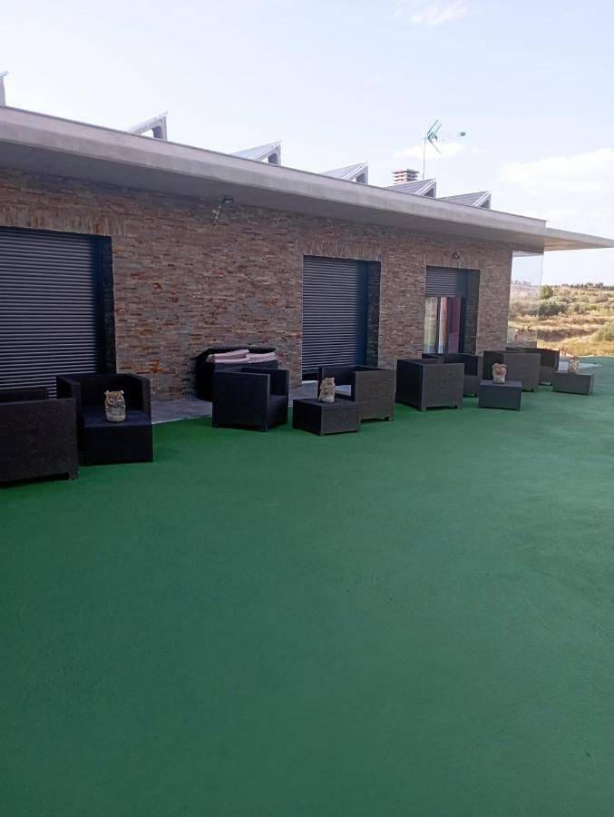 Chambre d’hôte pour 3 personnes, avec Balcon et Terrasse ainsi que Jardin et Piscine à Castelserás