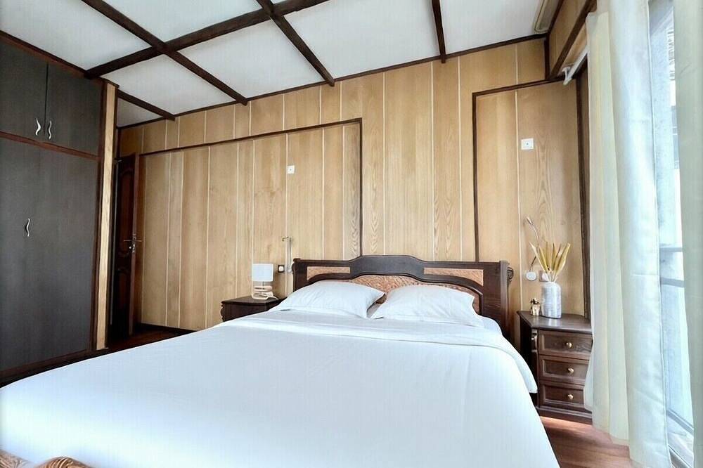 Entire apartment, 2 bedrooms-3 beds-120m2- Terrace & Parking Near La Defense and Champs Elysees in Neuilly-sur-Seine, Hauts-de-Seine