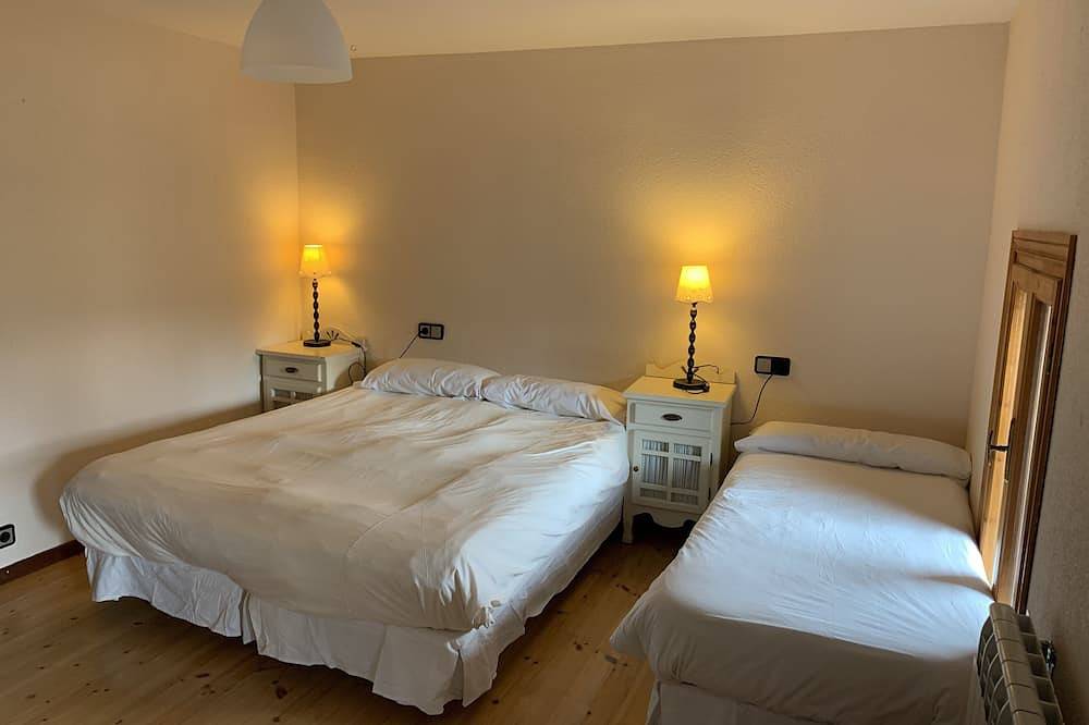 El Torreon farm. Up to 28 people, 10 rooms. House 60 km from Madrid in El Espinar, Segovia Provinz