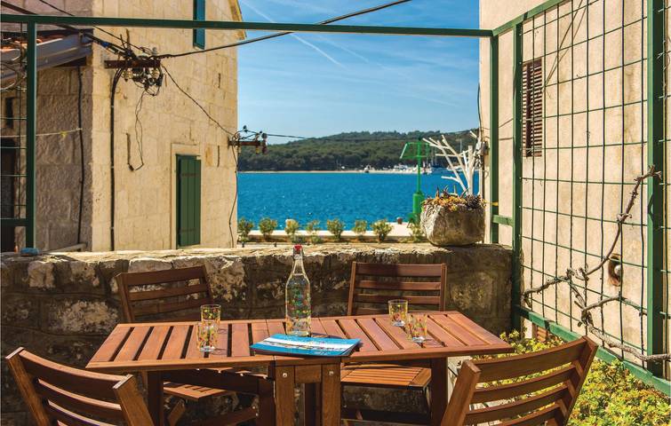 Acogedor apartamento de 2 dormitorios junto a la playa, con vistas al mar y terraza in Rogoznica, Condado de Šibenik-Knin