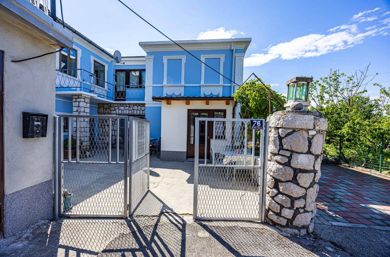 Vakantiehuis met een groot terras en airco  in Tribalj, Primorje-Gorski Kotar