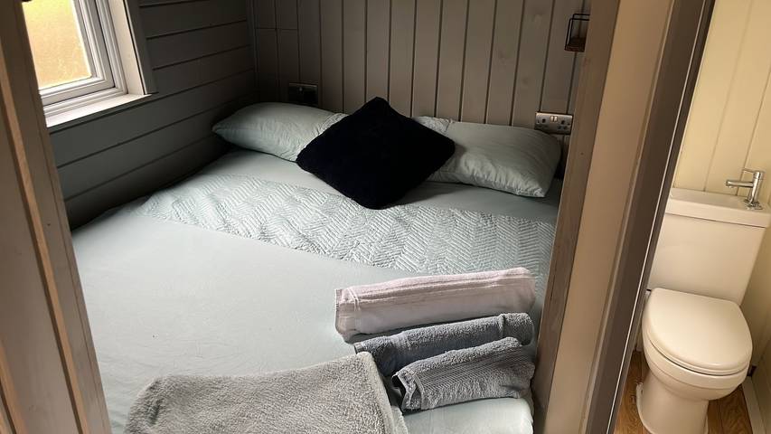 Ferienhaus für 2 Personen, mit Terrasse und Pool sowie Garten und Whirlpool, mit Haustier in Wales