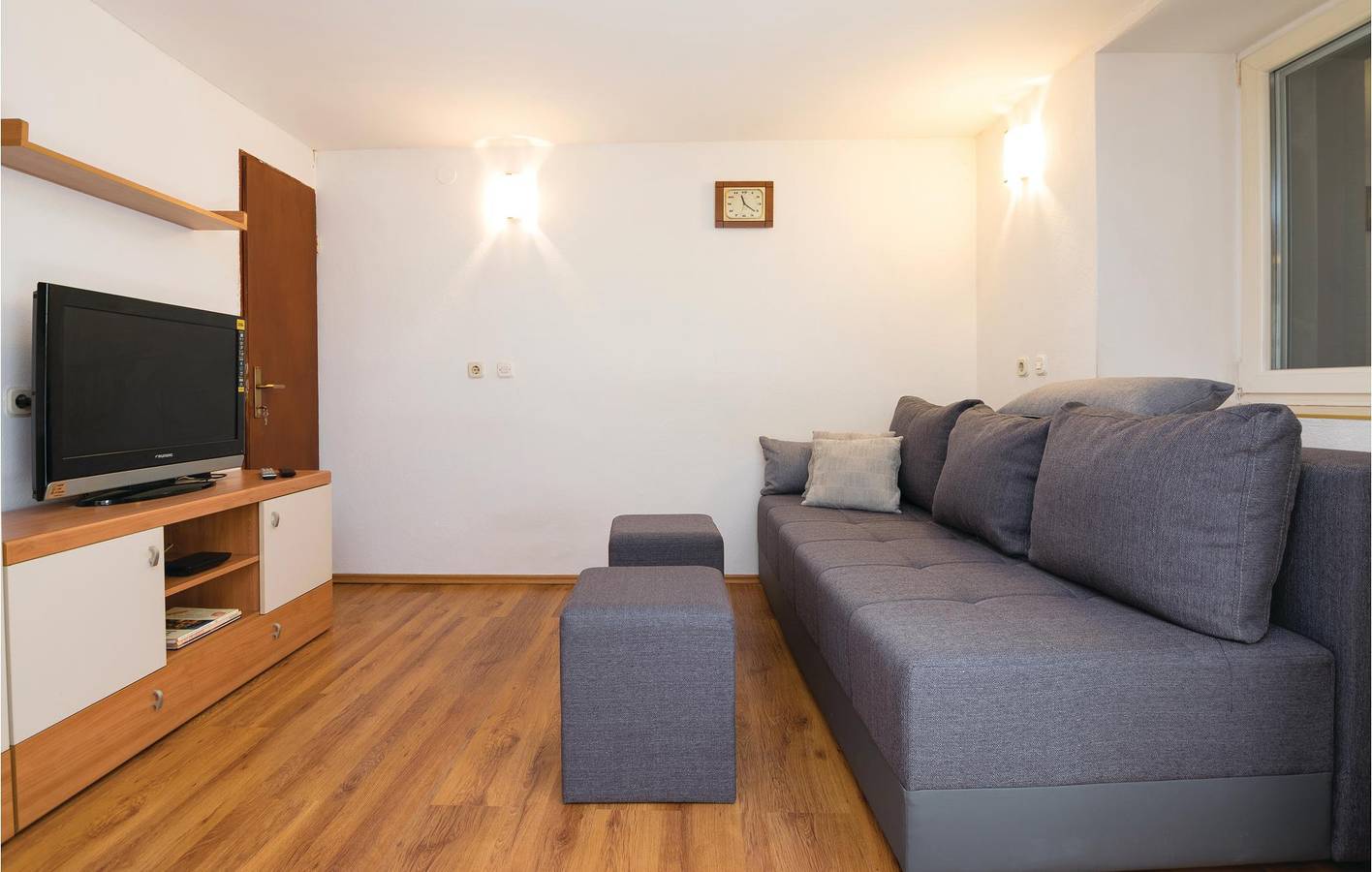Gemütlich, 2 km von der Küste entfernt: Modernes Apartment mit Terrasse und Parkplatz in Zadar (Kommun), Iz