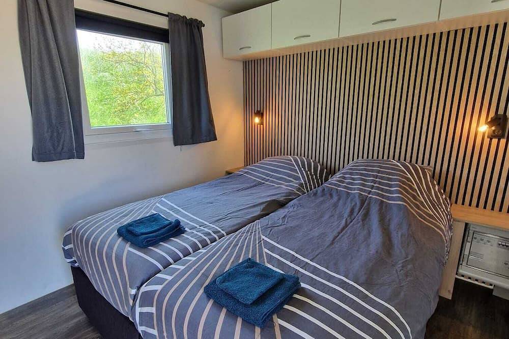 New chalet 2 on the edge of the Wadden Sea and Amstelmeer with private terrace! in Ijsselmeer
