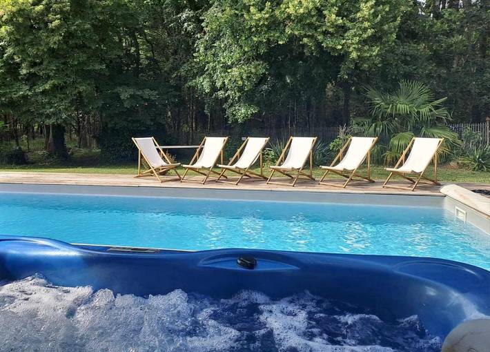 Villa pour 17 personnes, avec Jacuzzi et Terrasse ainsi que Jardin et Piscine à Salles