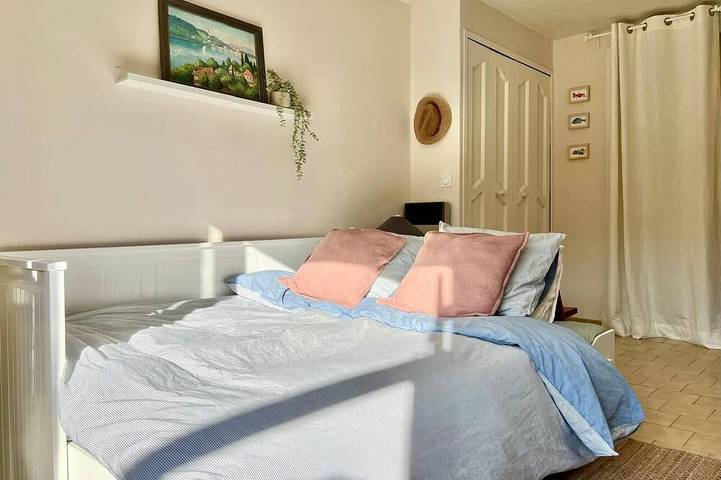 Appartement entier, Magnificent studio terrasse overlooking lake esparron 4 pers. in Esparron-de-Verdon, Alpes-de-Haute-Provence