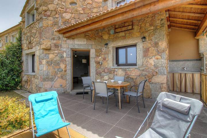 Gîte pour 4 personnes, avec Terrasse ainsi que Jardin et Vue à Belvédère-Campomoro