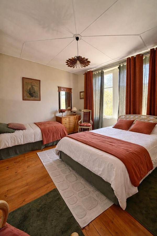 Chambre d’hôte pour 2 personnes, avec jardin et terrasse ainsi que piscine et vue