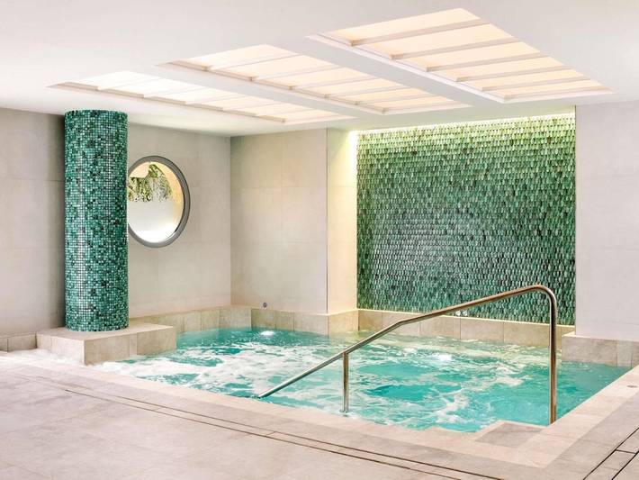 Hôtel pour 3 personnes, avec terrasse et piscine ainsi que jacuzzi et sauna