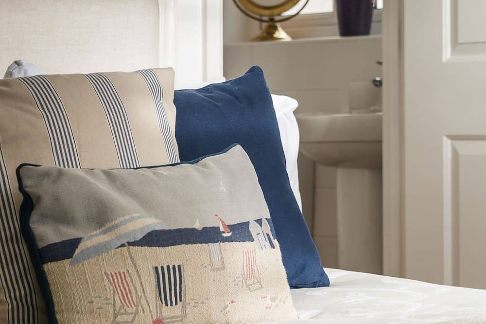 Half Moon -  a cottage that sleeps 5 guests  in 3 bedrooms in Camber, East Sussex