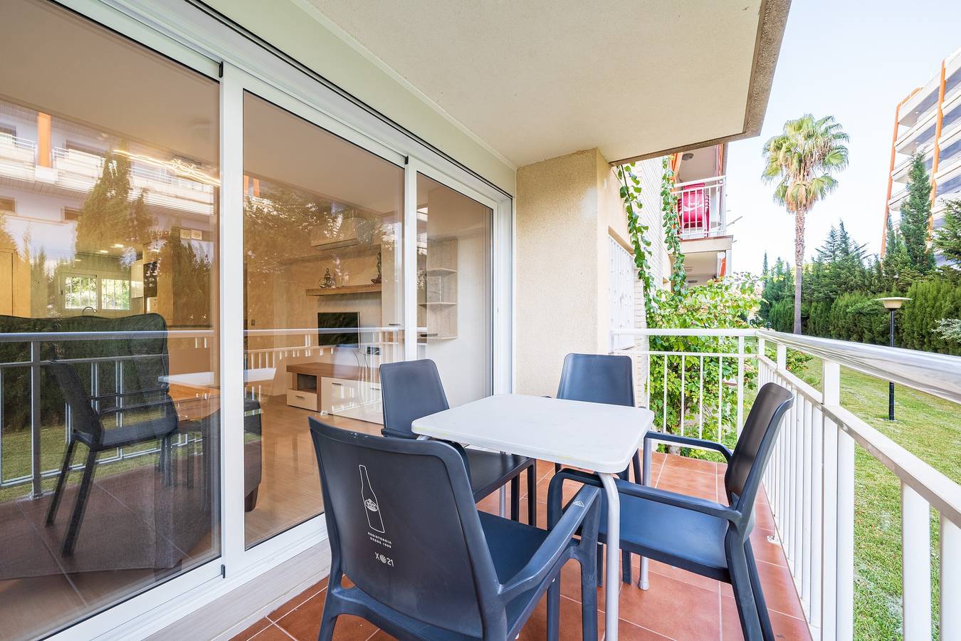 Appartement entier, Appartement 'Logroño' avec piscine partagée, terrasse privée et climatisation. in Salou, Costa Dorada