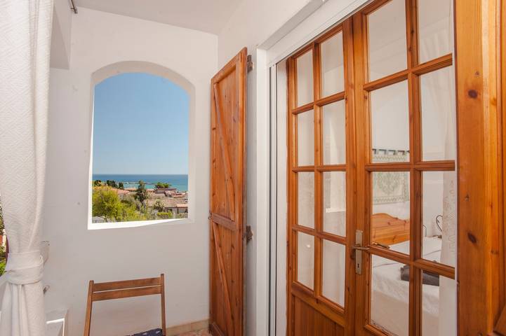 Entire apartment, Apartment “Piano Terra” close to the Beach with A/C, Veranda & Garden in Porto Columbu, Sarroch