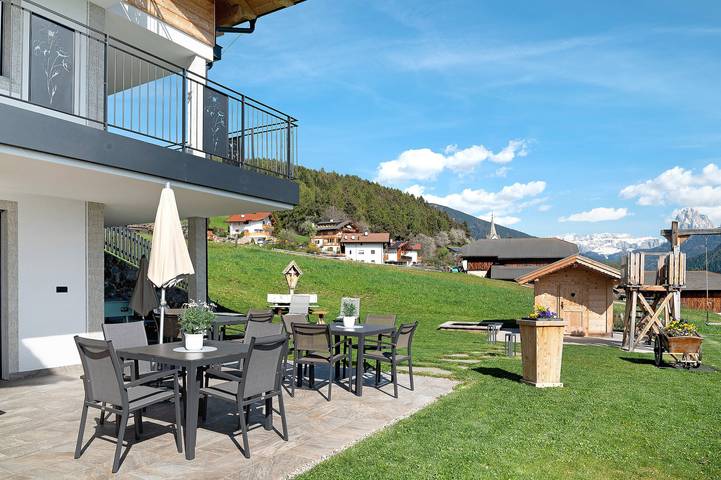 Entire apartment, Holiday Apartment 'Platiederhof Apt Unterpulg' with Mountain View, Shared Garden & Wi-Fi in Tschöfas, Lajen