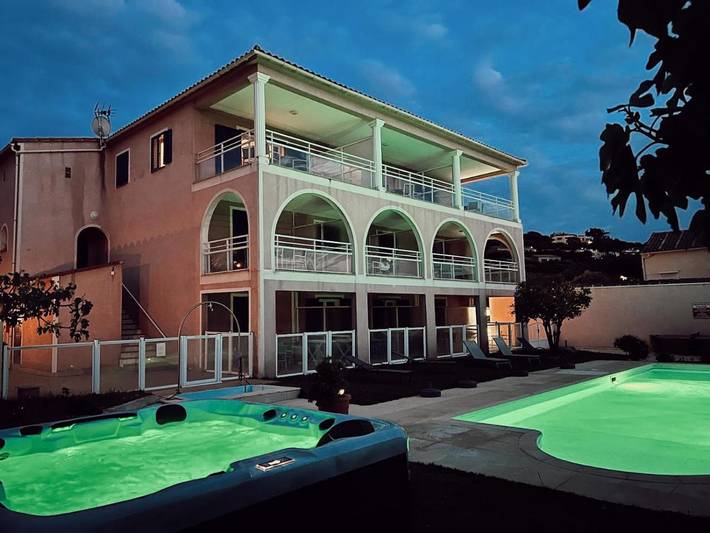 Appart’hôtel pour 4 personnes, avec jardin ainsi que piscine et jacuzzi