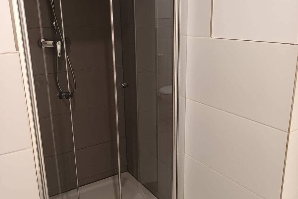 Ganze Wohnung, Vollmöblierte Ferienwohnung im Eg mit Balkon und Wlan in Magdeburg, Elbe-Börde-Heide