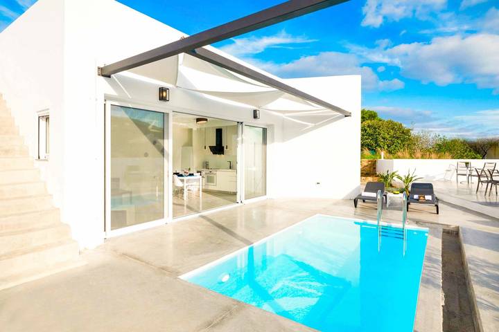 Location de vacances pour 4 personnes, avec terrasse et piscine dans Agia Pelagia