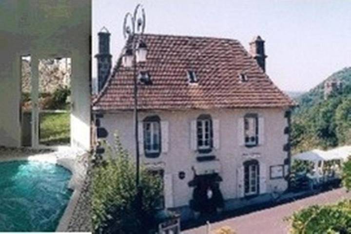 Hôtel pour 2 personnes, avec piscine ainsi que jacuzzi et jardin dans Tournemire (Cantal)