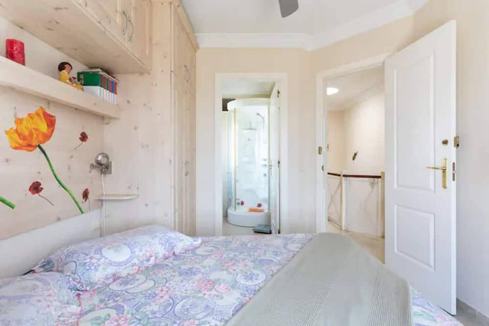 A house with wonderful views of Tenerife South, La Gomera and sunsets in Chayofa, Arona