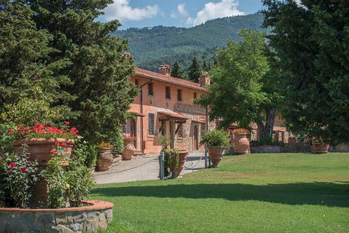 Agriturismo per 5 persone, con balcone e piscina nonché giardino e piscina per bambini in Reggello