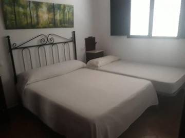 Casa rural para 8 personas, con piscina además de jardín y vistas, Se admiten mascotas en Guadalcanal