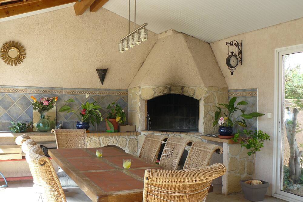 Villa cloturé dans domaine de 1500 m² avec grande piscine in La Palme, Region de Narbonne