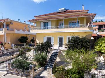 Vacation rental for 5 people, with balcony and yard, kid friendly in Corfu