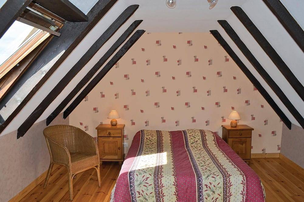 Amazing home in Plozevet with kitchen in Plozévet, Quimper region