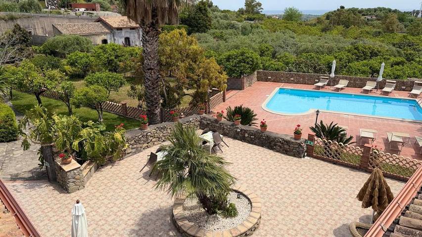 Casa vacanza per 11 persone, con piscina e panorama nonché giardino, adatto a famiglie con bambini a Calatabiano