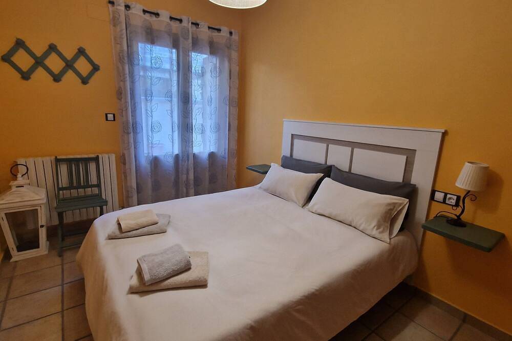 Entire apartment, Mountain in the Aragonese Pyrenees, Skiing, Snow, Hiking and Nature in Biescas, Spanish Pyrenees
