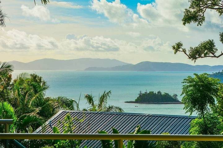 Holiday rental for 8 people, with pool and balcony in Hamilton Island