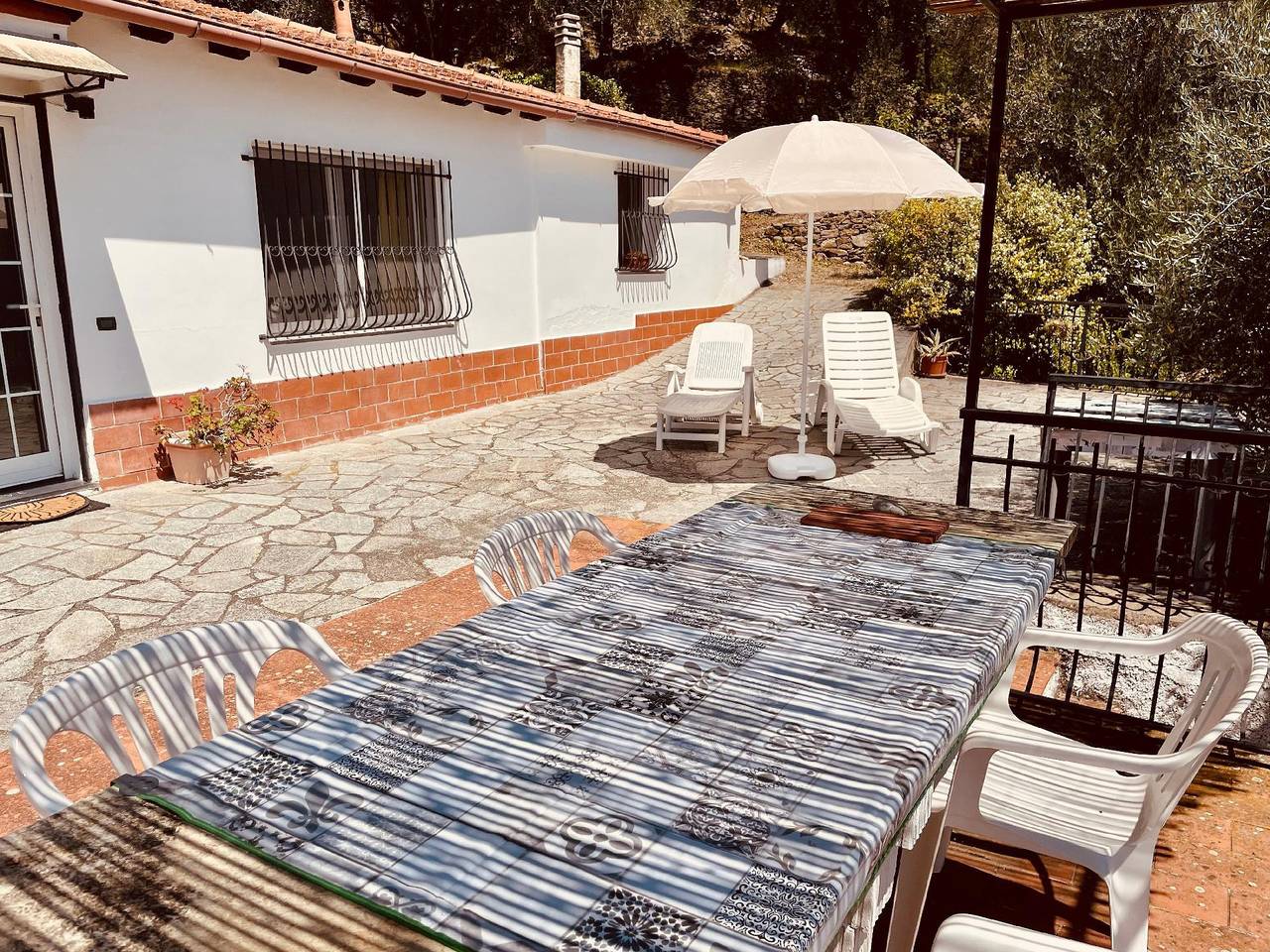 Charmantes Ferienhaus Casa Uliveto mit Terrasse und Garten in Diano San Pietro, Riviera di Ponente