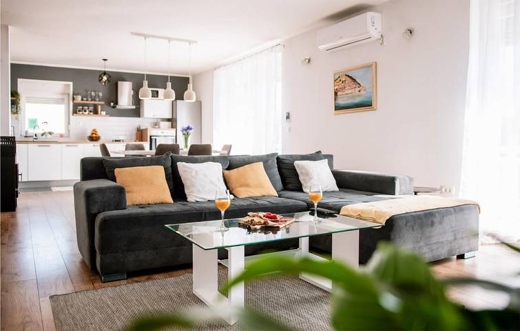 Modernes Apartment mit Pool, Parkplatz, Terrasse & WiFi in Šibenik-Knin