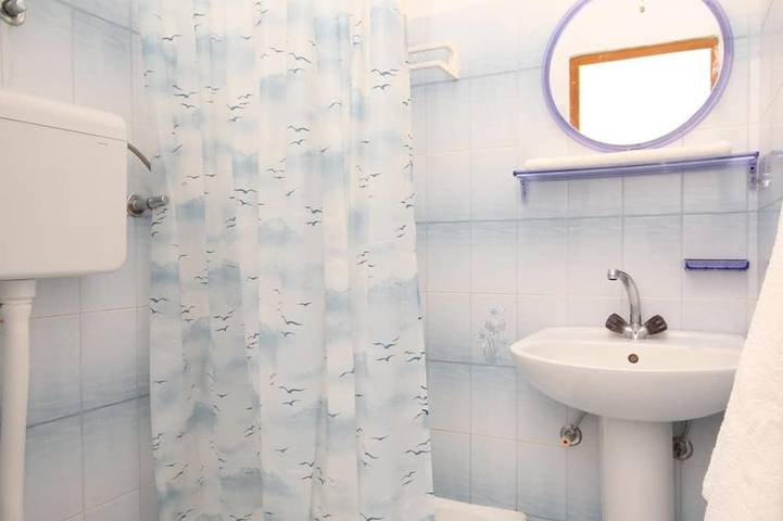 Ganze Wohnung, 1-Zimmer-Ferienwohnung mit Terrasse und Meerblick Kukljica, Ugljan in Kukljica, Insel Ugljan