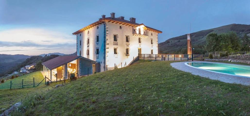 Hôtel pour 4 personnes, avec piscine ainsi que vue et jardin, animaux acceptés