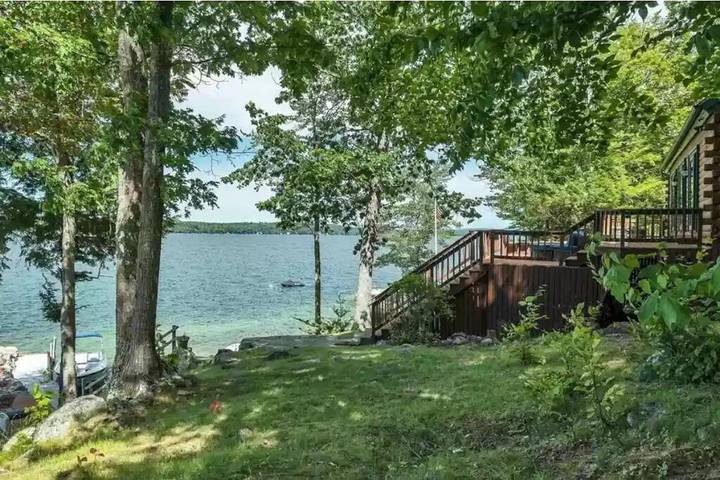 Lodge for 10 people, with yard in Lake Winnipesaukee