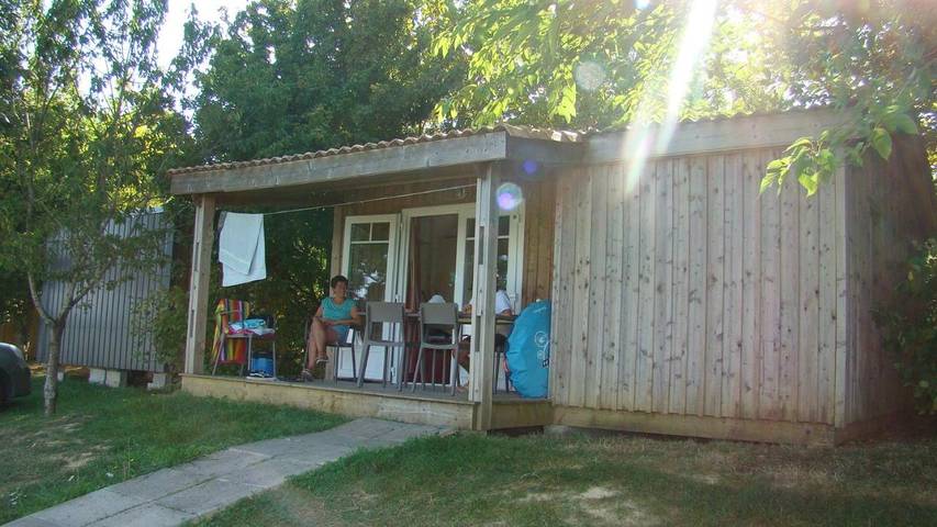 Camping pour 4 personnes, avec piscine et vue ainsi que terrasse et bassin pour enfant, animaux acceptés