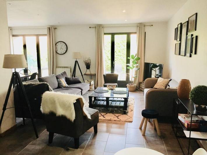 Location de vacances pour 8 personnes, avec vue et jardin dans Les Chères