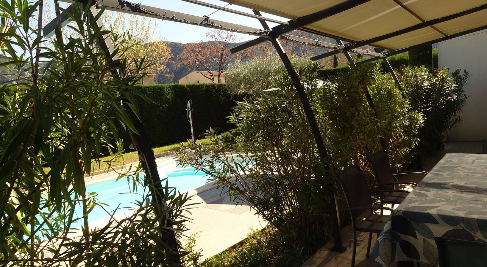 Confortable villa avec piscine privative, climatisation in Maubec, Parc naturel régional du Luberon