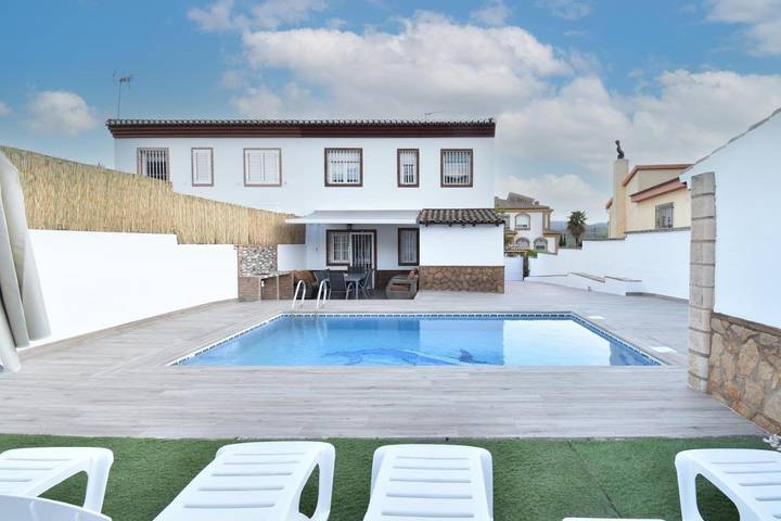 Casa de vacaciones para 8 personas, con jardín además de terraza y piscina - 1
