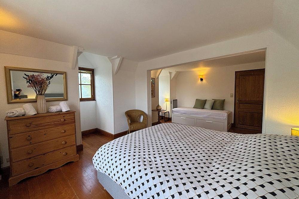 Piece of paradise with Ac, private pool & views in the Dordogne Golden Triangle in Saint-Germain-de-Belvès, Périgord Noir