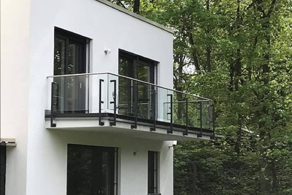 Geheel appartement, Vacation home directly on the park with lake (120 sqm) for up to 4 people in Frankenalb