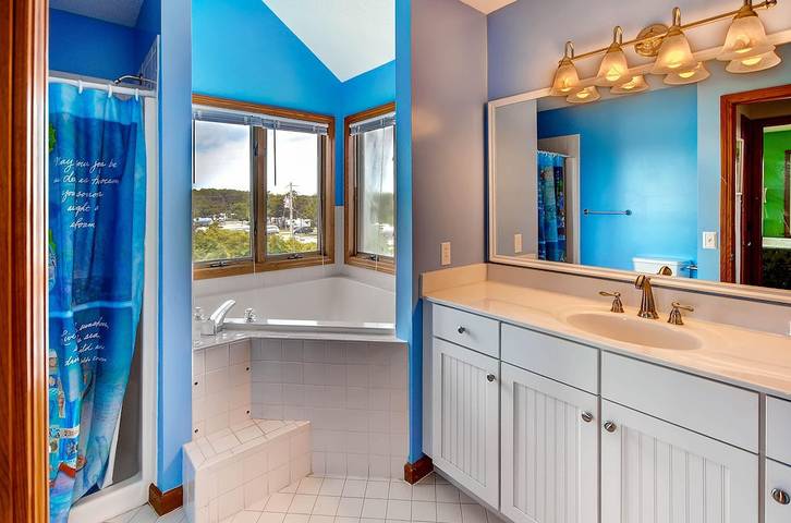 Vacation rental for 10 people, with yard and hot tub in Hatteras Island