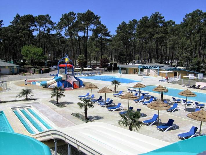Camping pour 6 personnes, avec bassin pour enfant ainsi que piscine et jardin