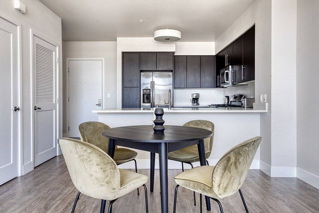 Ganze Wohnung, Gorgeous Redwood City 2Br w/ A/C, Gym & W/D, nr Caltrain, by Blueground in Redwood City, Silicon Valley