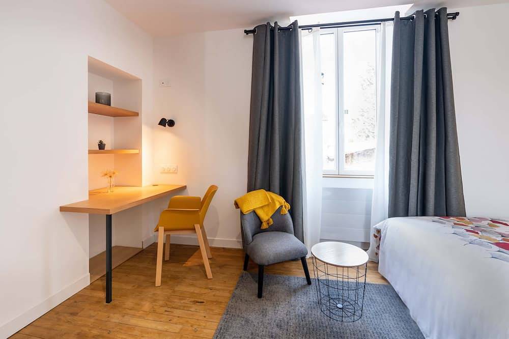 Entire apartment, Studio B, in the city center, cozy and warm... in La Roche-sur-Yon, Loire Valley