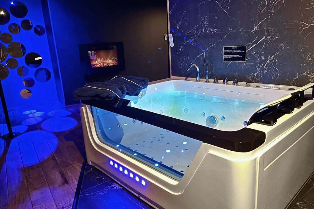 Entire apartment, **Romantic Suite: Private Spa and Pool Table** in Niort, Niort region