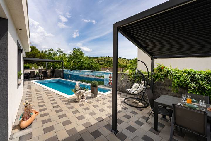 Ganze Wohnung, Apartment Nikita with private pool in Žaborić, Šibenik-Knin
