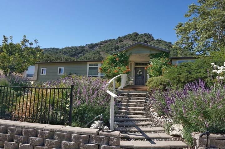 Vacation rental for 8 people, with yard and terrace as well as hot tub in Avila Beach